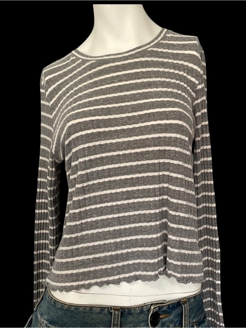American Eagle Top w/ lettuce edges. Size Large.